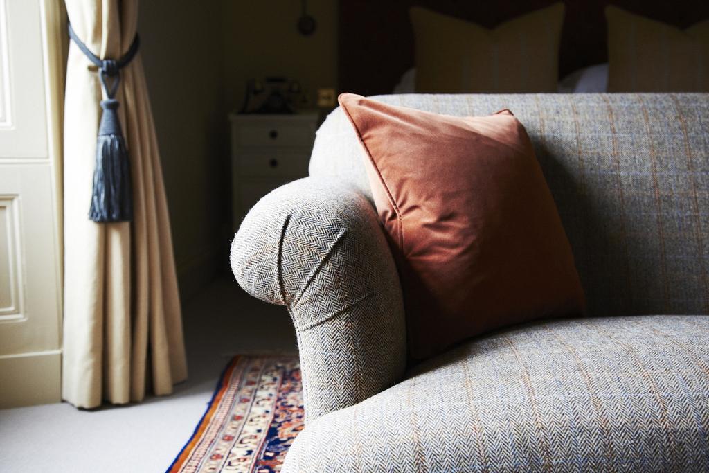 The Roseate Edinburgh - Small Luxury Hotels Of The World Exterior foto A throw pillow on a sofa