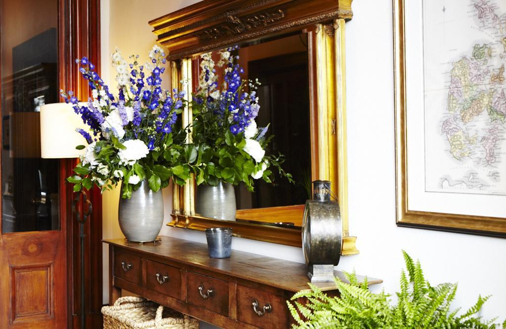 The Roseate Edinburgh - Small Luxury Hotels Of The World Exterior foto A mirror on a console table